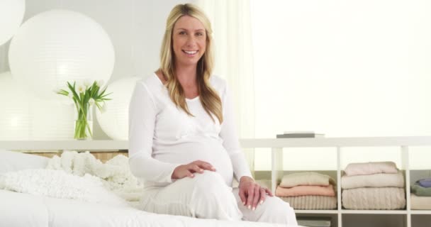 Gelukkig Zwangere Vrouw Zittend Bed — Stockvideo