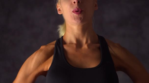 Sterke Vrouw Bodybuilder Studio — Stockvideo