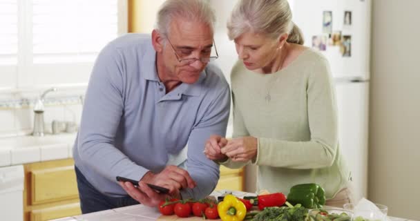 Couple Mature Utilisant Tablette Cuisine — Video