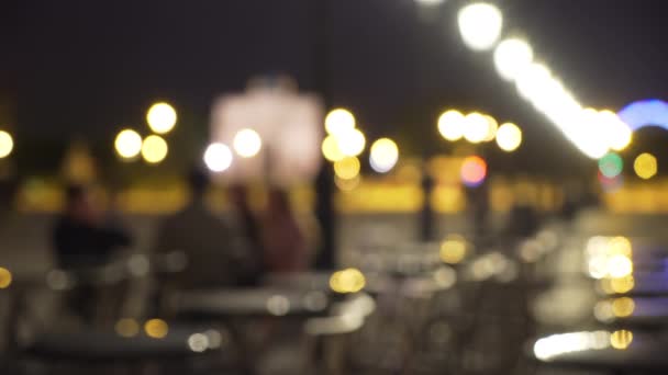 Cena Urbana Turva Café Livre Pessoas Socializando Bokeh Luzes Noturnas — Vídeo de Stock