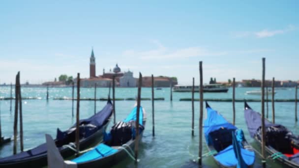 Tiro Desfocado Belo Céu Verão Sobre Gôndolas Venezianas Grande Canal — Vídeo de Stock