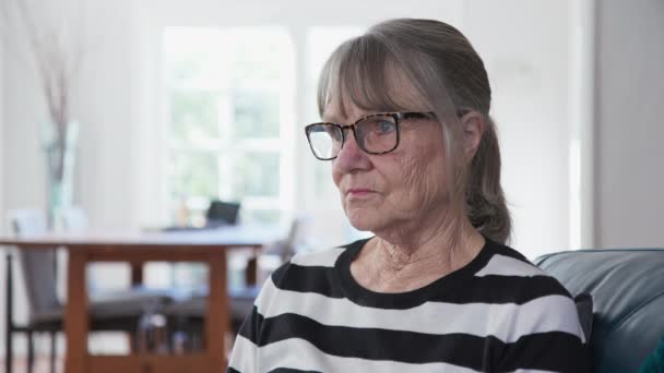 Nærbillede Ældre Hvid Kvinde Der Stirrer Væk Fra Skærmen Ser – Stock-video