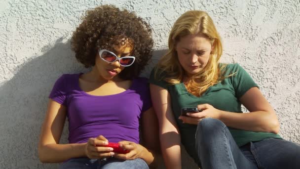 Två Kvinnor Som Leker Med Mobiltelefoner — Stockvideo