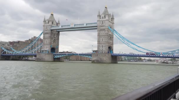 Scenisk Över Berömda Tower Bridge London England Båtar Flyter River — Stockvideo