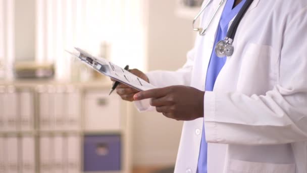 Κοντινό Πλάνο Των Χεριών Του Αφροαμερικανού Γιατρού Που Γράφει Στο — Αρχείο Βίντεο