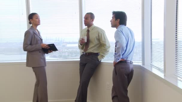 Tre Giovani Colleghi Affari Che Discutono Lavoro Ufficio — Video Stock