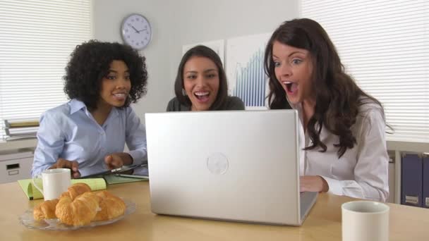 三位商界女性在使用笔记本电脑的同时庆祝这个好消息 — 图库视频影像