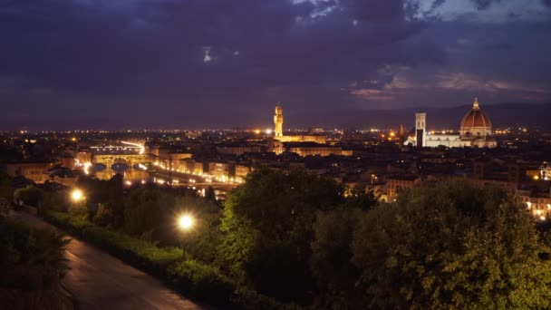 在地平线上看到佛罗伦萨的夜灯 佛罗伦萨市圣玛丽亚 菲奥雷主教座堂和韦奇奥宫的全景 — 图库视频影像