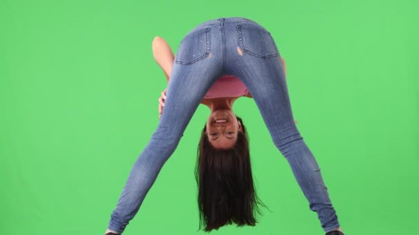 Vista Posterior Mujer Joven Jeans Ajustados Inclinándose Sonriendo — Vídeos de Stock