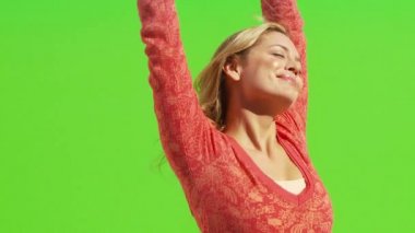 Dişilerin kollarını uzatıp gökyüzüne bakmaları.