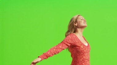 Dişi kollarını açıp gökyüzüne bakıyor.