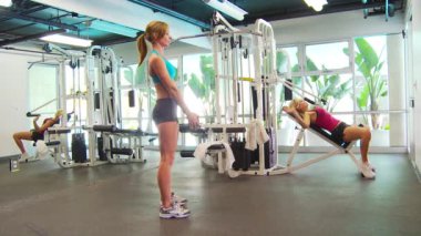 Kadınlar idmandan sonra su içip konuşuyorlar.