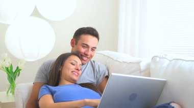 Meksikalı çift dizüstü bilgisayar kullanıyor.