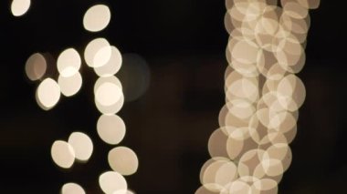 Yeşil ekran ya da krom anahtar için kümelenmiş iplikte beyaz bokeh ışıkları. Birleşiklik veya anahtarlama için odak dışı veya odaklanmış çekim.