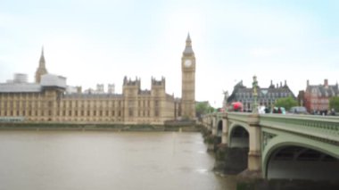 Thames Nehri 'nin yavaş yatay kısmı ve Londra' nın merkezinde Westminster Köprüsü. Big Ben 'in arka plan olarak kullanılması planlanan görüntüsü ile Londra' nın merkezinden çıkarıldı. 4k