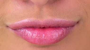Kadının dudaklarına çok yakın.