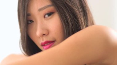 Çinli bir kadının yere uzanması.