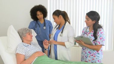 Kafkas hastası, çok ırklı doktorlarından ve hemşiresinden olumsuz haberler alıyor.