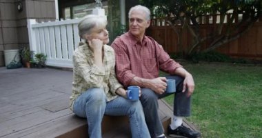 Açık havada kahve sabah fincan zevk kıdemli olgun çift