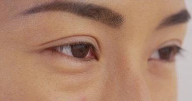 Asyalı kadının yüzüne yakın çekim