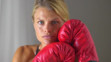 Sağlıklı kadın boksör dinleniyor.