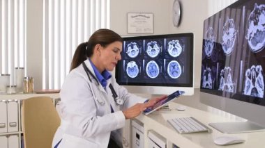 Ofiste çalışan olgun bir doktor.