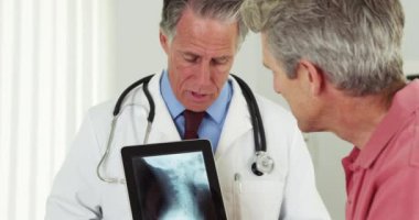 Yaşlı hastaya röntgen çeken doktor
