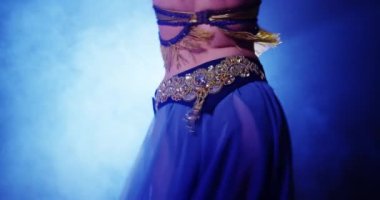 Dansçı kadının arkadan görünüşü