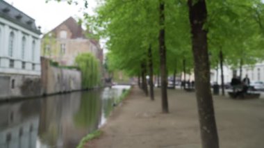 Brüj 'deki kanal ve yürüyüş yolunun odak alanı dışında. Belçika 'nın bulanık video arkaplanı. 4k