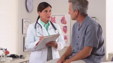 Doktor yaşlı hastasıyla konuşuyor.