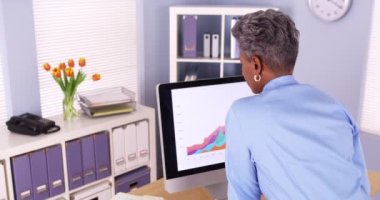 Bilgisayarında çalışan üst düzey siyah iş kadın