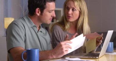 Çiftler mali durumlarını tartışıyorlar.