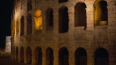 Roma 'da gece vakti antik yıkıntı cephelerinin bulanık görüntüsü. İtalya' da. Modern Avrupa 'da Roma Kolezyumu' nun odak dışı arkaplanı