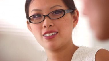 Asyalı iş kadını konuşuyor.