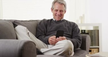 Yaşlı adam akıllı telefon mesajlaşması