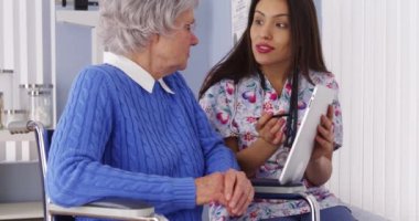 Meksika caregiver tablet ile yaşlı hasta ile konuşmak