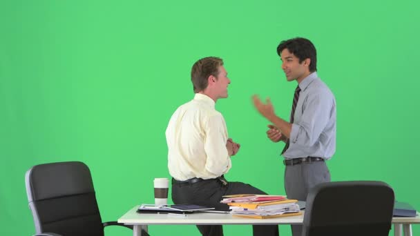 緑の画面で話しているビジネスマン — ストック動画