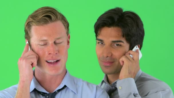 Два Бизнесмена Разговаривают Мобильному Телефону Зеленом Экране — стоковое видео