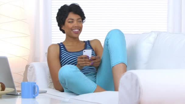 Siyah Kadın Kanepede Smartphone Kullanarak — Stok video