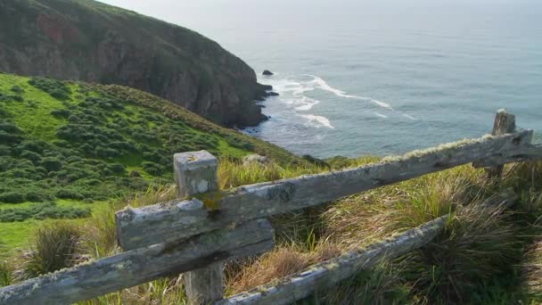 Bluff Con Vista Sulle Onde Dell Oceano — Video Stock