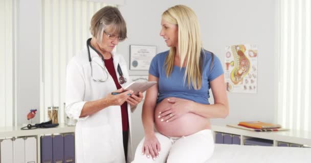 Šťastný Doktor Mluví Těhotnou Pacientkou — Stock video