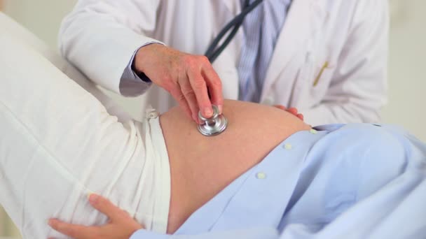 妊婦の腹に聴診器を使う医者 — ストック動画
