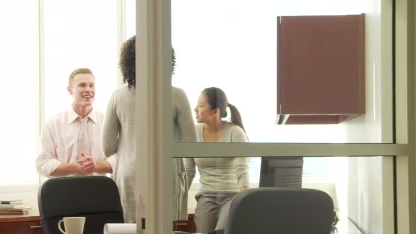 Jonge Collega Uit Het Bedrijfsleven Bespreken Werkzaamheden Twee Afzonderlijke Kantoren — Stockvideo