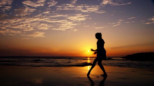 Beach Ballet Při Západu Slunce Zpomaleném Filmu — Stock video