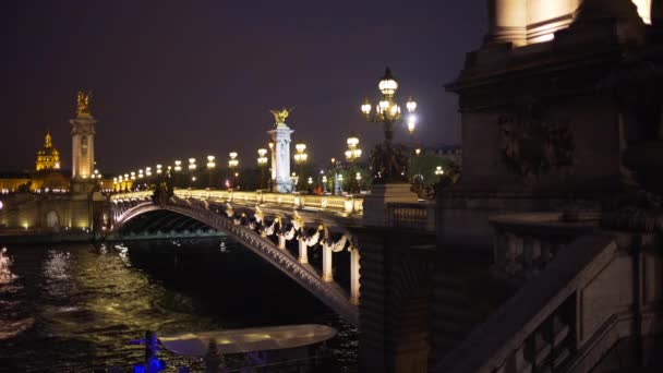 Scharfe Hintergrundplatte Historischer Französischer Brücke Europa Mit Nachts Eingeschalteten Lichtmasten — Stockvideo