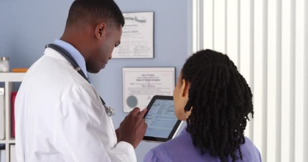 African American Läkare Patientens Anamnes Med Tablet — Stockvideo