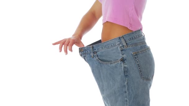 Frau Zeigt Gewichtsverlust Baggy Jeans — Stockvideo