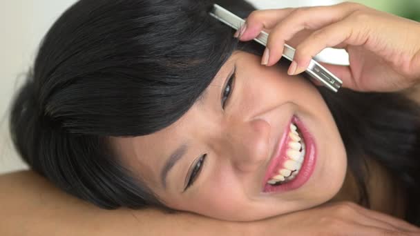 亚洲快乐女人的近照躺在床上笑着打电话 — 图库视频影像