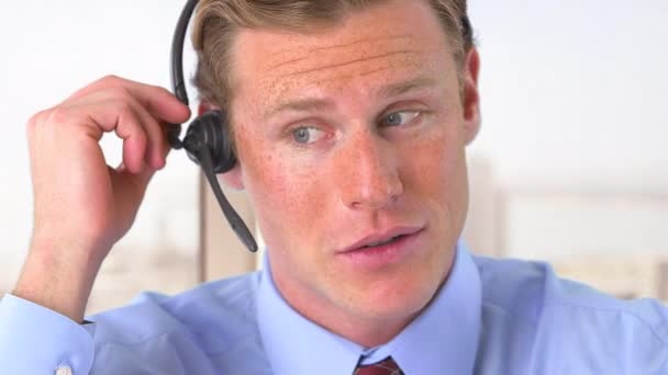 Geschäftsmann Spricht Auf Kopfhörer — Stockvideo