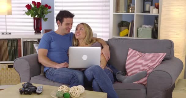 Couple Sitting Couch Laptop — Stock Video